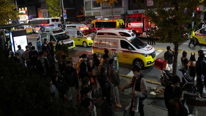 Ambulans membawa korban tragedi Halloween di Itaewon, Seoul, Korea Selatan