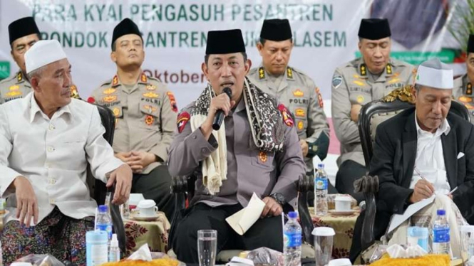 Kapolri Jenderal Listyo Sigit Prabowo (tengah)