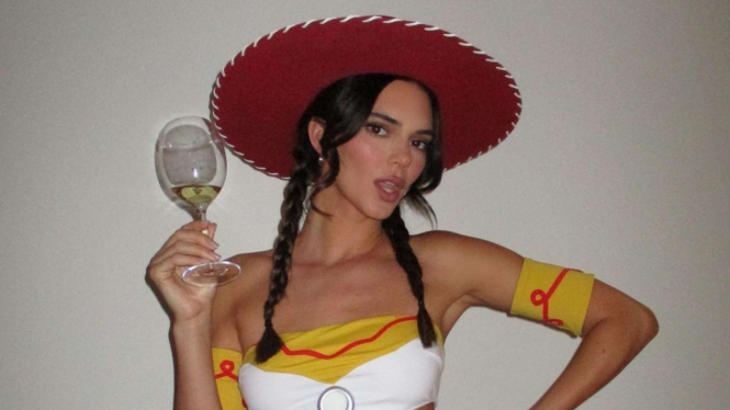 Kendall Jenner dengan kostum Halloween karakter Jessie Toy Story