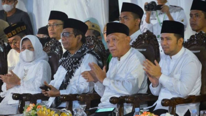 Wakil Gubernur Jawa Timur Emil Elestianto Dardak saat menghadiri 1.000 hari wafatnya Sholahudin Wahid (Gus Sholah) yang merupakan pengasuh Pondok Pesantren Tebuireng, Kabupaten Jombang, di Jombang, Jawa Timur.