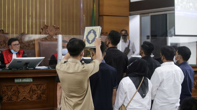 Kuasa Hukum Kuat Maruf Pertanyakan Saksi Pakai Anting Di Sidang, Hakim ...