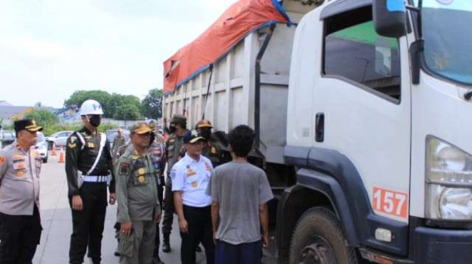 Razia jam operasional truk di Tangerang.