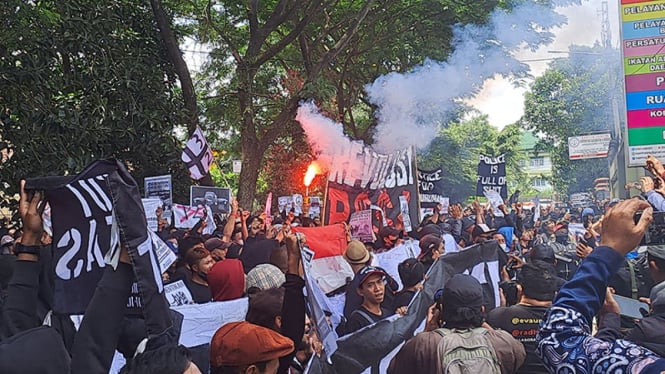 Demonstrasi Aremania di depan Kejari Kota Malang