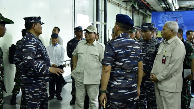 VIVA Militer: Menhan RI Prabowo Subianto bersama KSAL di atas KRI