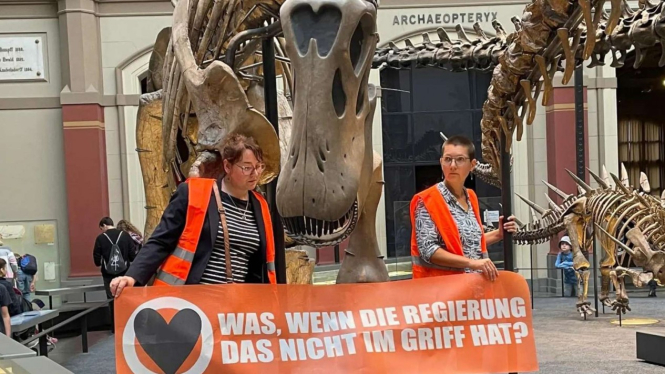 Aktivis lingkungan di Jerman yang protes di fosil dinosaurus