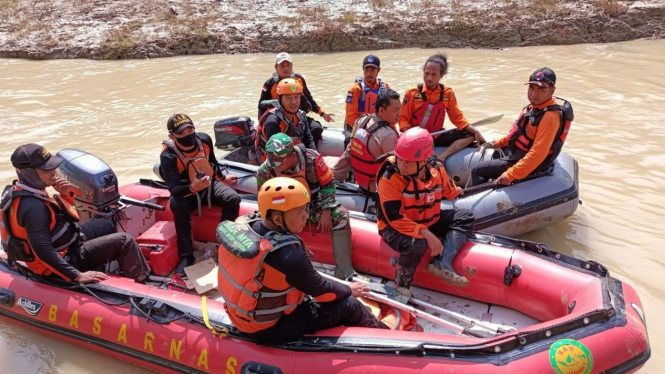 Tim SAR melakukan pencarian korban di Sungai Lusi, Purwodari, Jateng.