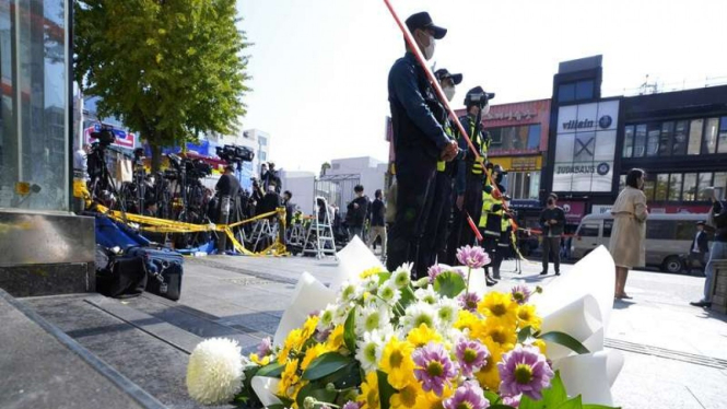 Bucket bunga duka cita di lokasi tragedi pesta Halloween di Itaewon, Seoul 