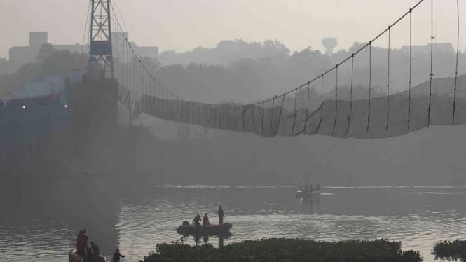 Jembatan gantung berusia seabad runtuh ke sungai di negara bagian Gujarat, India