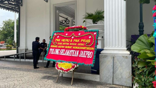 Karangan bunga di Balai Kota DKI Jakarta.