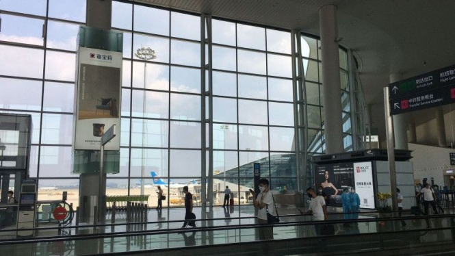 Suasana terminal kedatangan di Bandar Udara Internasional Baiyun, Guangzhou, China.