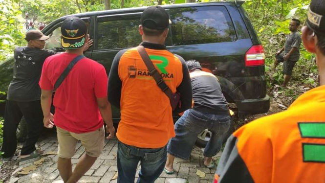 Petugas mengevakuasi mobil yang tersesat di area Makam Tumenggung Brotonegoro.