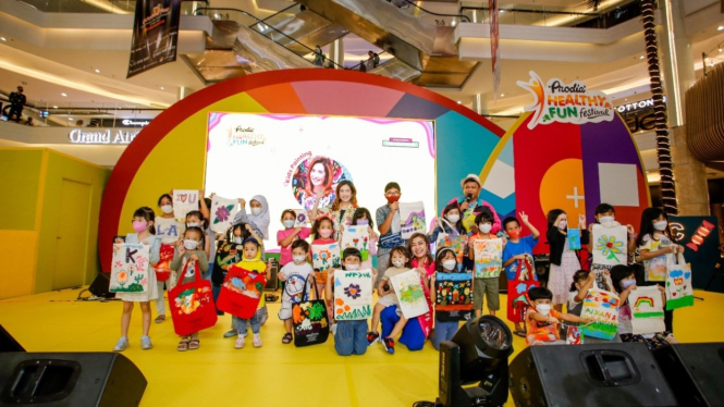 Kegiatan Kids Painting bersama Mira Hoeng di acara Prodia Healthy Fun Festival 2022.