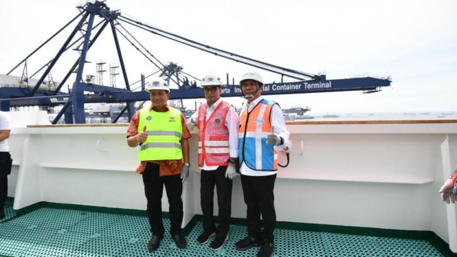 Menteri Perhubungan Budi Karya Sumadi dan Wakil Direktur Utama JICT Budi Cahyono saat menyambut kapal CMA CGM Alexander Von Humboldt bersandar di dermaga JICT.