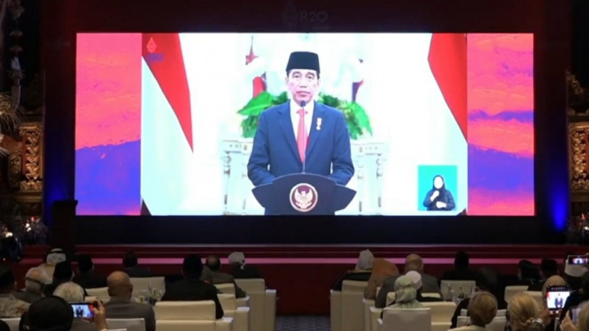 Presiden Jokowi memberikan sambutan melalui video di acara R20