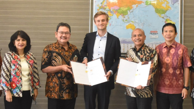  CEO PT Modula Sustainability Indonesia (Modula) Indra Ginting (kedua dari kanan), Co-Founder & Head of Asia-Pacific COBOD International (COBOD) Simon Klint Bergh (tengah), menunjukkan berkas nota kesepahaman, didampingi oleh Direktur PT Bakrie & Brothers