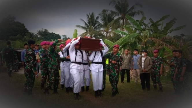 VIVA Militer: Prosesi pemakaman almarhum Sertu Marinir Hasanuddin Gondo Soepeno.