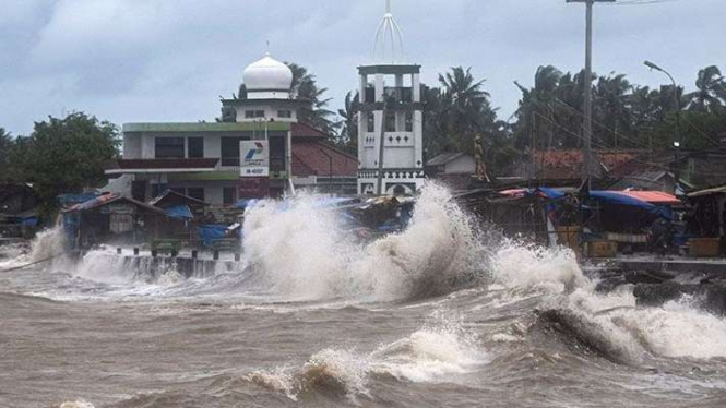 Arsip Foto. Gelombang tinggi menerjang bagian wilayah Teluk Labuan, Banten.