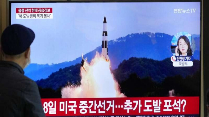 Layar berita TV di Seoul Korsel menayangkan gambar peluncuran rudal Korea Utara 