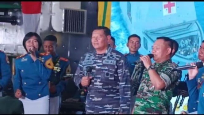 VIVA Militer: KSAD Dudung dan KSAL Duet Nyanyi Lagu Pamer Bojo di KRI WHS-991 