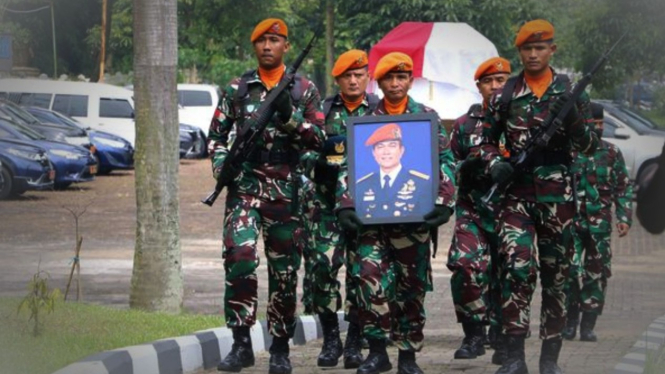 VIVA Militer: Prosesi pemakaman militer Marsma TNI DA Tambunan.