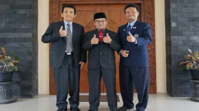 Prof. Sugiyarto Terpilih Jadi Rektor Untidar 2022-2026 (tengah)