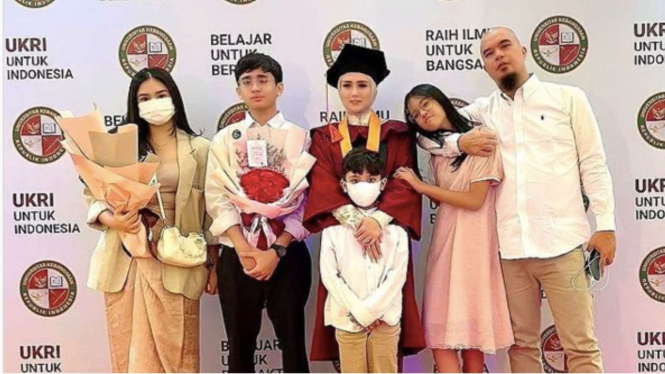 Mulan Jameela wisuda