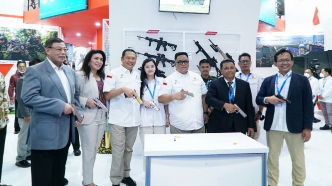 Senjata api buatan dalam negeri di Indo Defence 2022 Expo & Forum