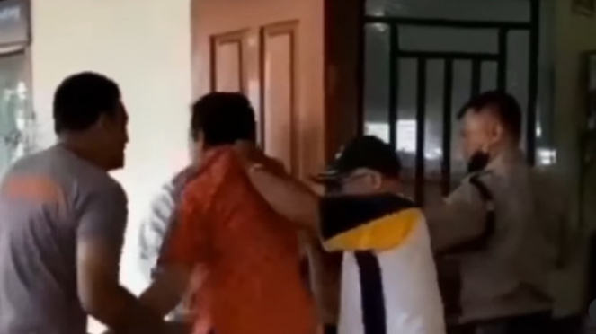 Viral Kepala Sekolah SMA PGAI Padang Dikeroyok Preman di Ruang Kerjanya