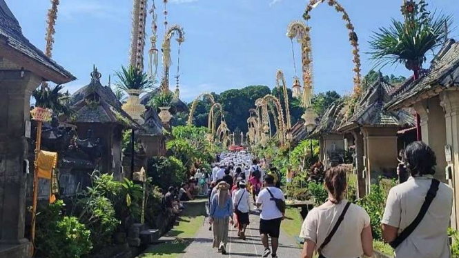 Penjor dipasang di jalan-jalan di Bali