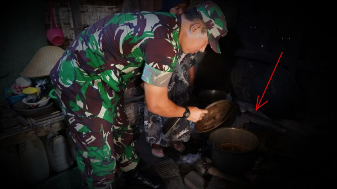 VIVA Militer: Kolonel Inf Asep saat berada di dapur.