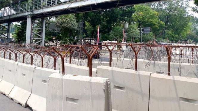 Polisi pasang beton pembatas dan kawat berduri untuk amankan demo 411.