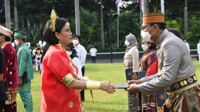 Empat kantor Bea Cukai terima penghargaan Nagara Dana Abyakta Bidang Layanan yang diberikan Menkeu, Sri Mulyani dalam acara Upacara Hari Oeang Republik Indonesia ke-76.