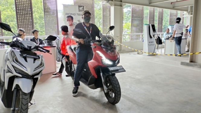 Pengunjung yang mencoba motor Honda ADV 160