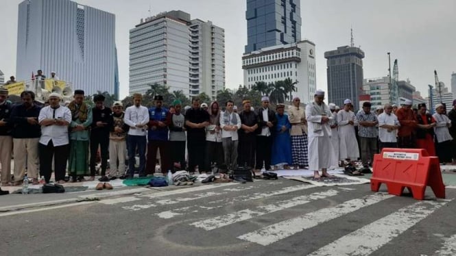 Massa aksi 411 melakukan salat berjamaah