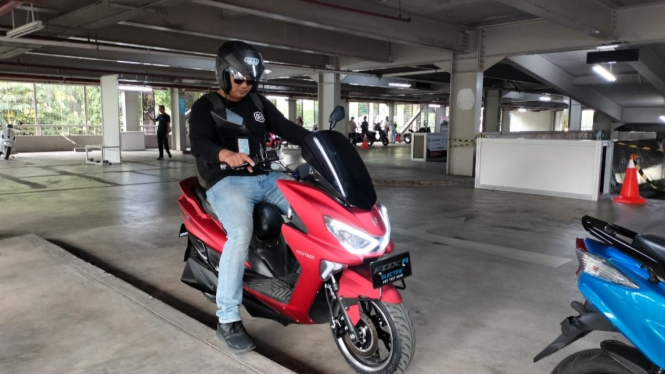 Pengunjung test ride motor Polytron Fox-R di IMOS 2022