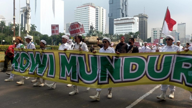 Spanduk 'Jokowi Mundur' di aksi 411 2022