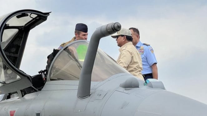 Viva militar: el ministro de Defensa de Indonesia, Prabowo Subaianto, verifica los aviones de combate de Dassault Rafale