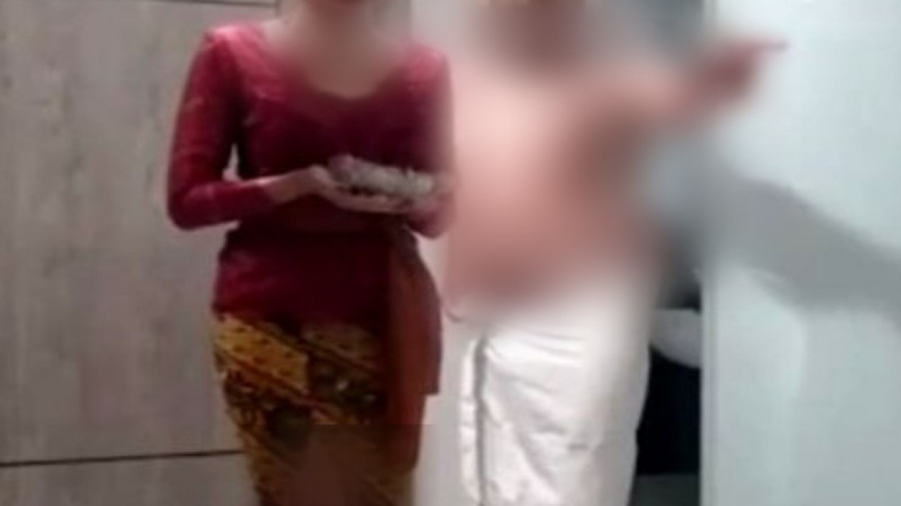 Video Bokep 1 Cewek 2 Cowok - Polisi Pastikan Video Mesum Wanita Berkebaya Merah Bukan di Bali