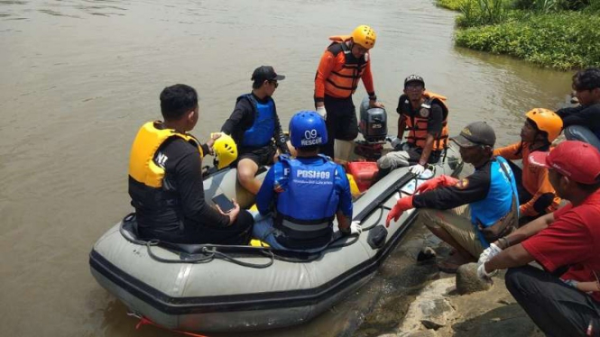 Tim SAR cari bocah yang tenggelam di Sungai Brantas, Jombang.
