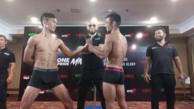 Novan Kaunang (kiri) vs Faizal Lase Sembiring (kanan) usai timbang badan