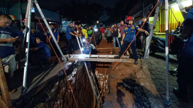 Pemotor jatuh ke lubang dalam sekitar 4 meter di Pejaten, Pasar Minggu.