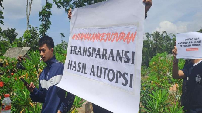 Aremania mengawal proses autopsi korban tragedi Kanjuruhan