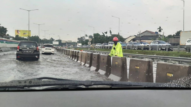 Ruas Tol JORR arah Jakarta-BSD dialihkan karena banjir.