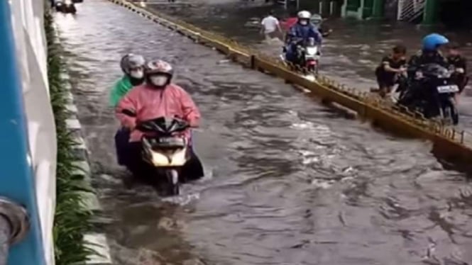 Banjir di Halte Transjakarta, Duren Tiga, Jakarta Selatan