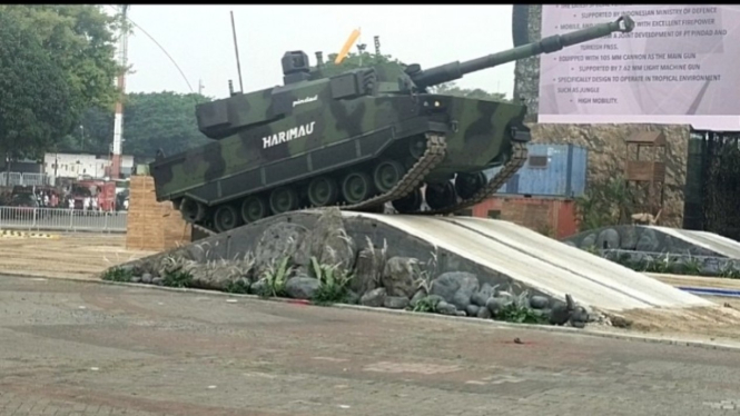 VIVA Militer: Medium Tank Harimau buatan Pindad bermanuver di Indo Defence 2022