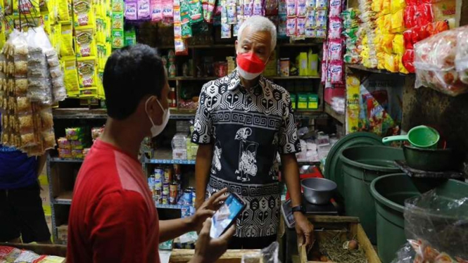 Gubernur Jawa Tengah Ganjar Pranowo (baju batik)