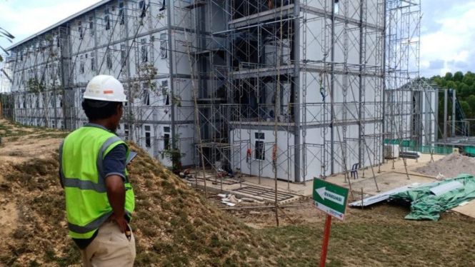 Seorang pekerja sedang mengawasi pembangunan proyek perumahan pekerja konstruksi yang nanti digunakan untuk pekerja membangun infrastruktur di IKN, Penajam Paser Utara. (foto ilustrasi)