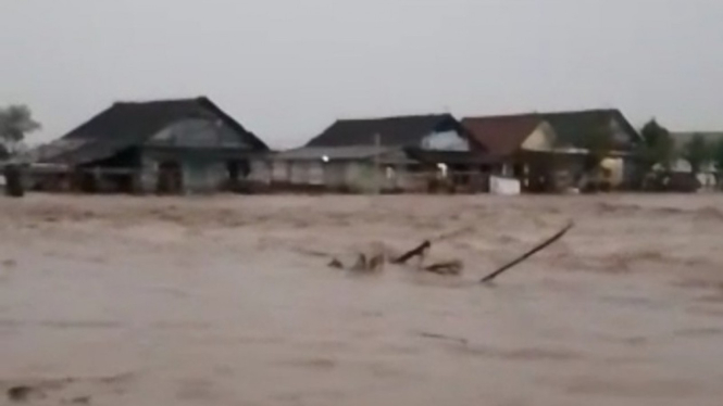 Sungai Bringin Semarang Meluap, Air Bah Angkut Lumpur Terjang Jalur Pantura dan Pemukiman Warga.