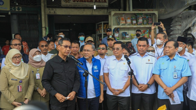 Pj Gubernur DKI Jakarta Heru Budi Hartono dan Mendag Zulkifli Hasan saat mengece stok pangan di pasar Cipinang.