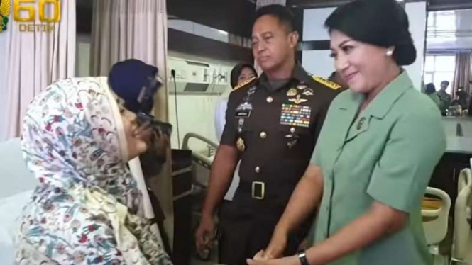 VIVA Militer: Jenderal Andika dan Hetty saat menjenguk Sertu (K) Rizka di RSPAD